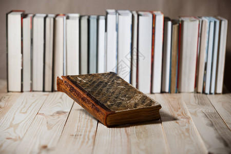 木甲板桌上的古老旧书籍和原始背背景图片
