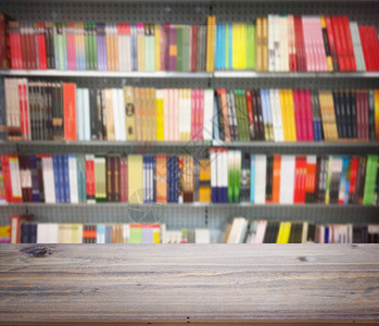书店架上书架的抽象模糊背景布局显图片