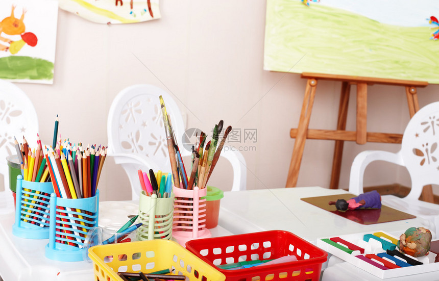 艺术课上的彩色铅笔室内图片