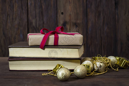 礼品盒书籍金装饰品礼物球和珠子背景图片