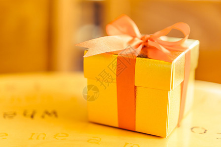 木桌上的圣诞金色礼盒背景图片