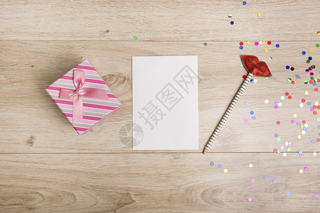 木制背景上的礼品盒和彩色纸屑图片