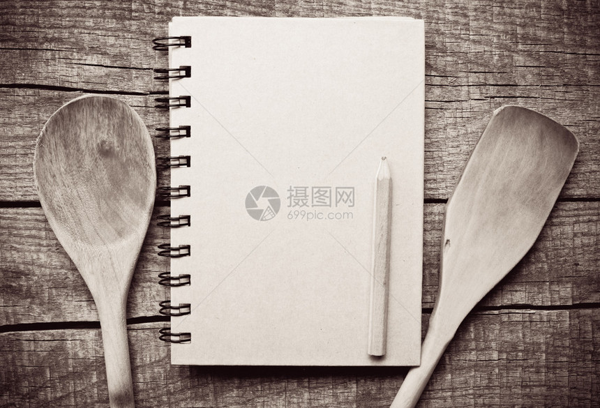 旧纸和木勺菜单概念图片