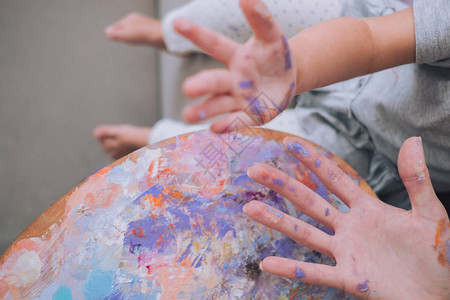 在家用油漆画绘的可爱小女孩和母亲的图片
