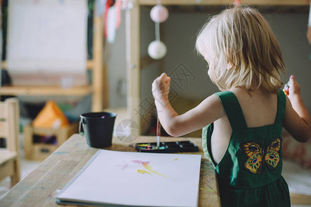 可爱的小孩女用油漆画图片
