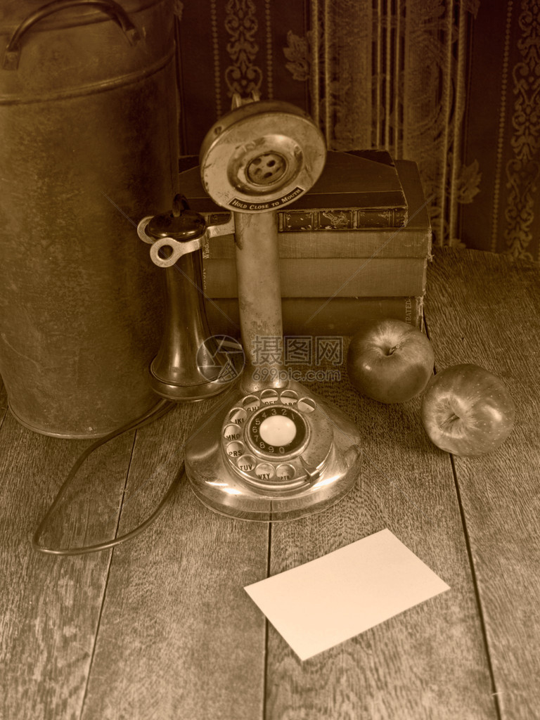旧电话在一张有空白字条的老桌子上倒影S图片