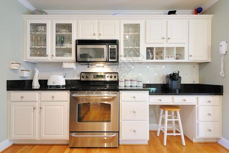 现代家庭厨房中的电器高清图片