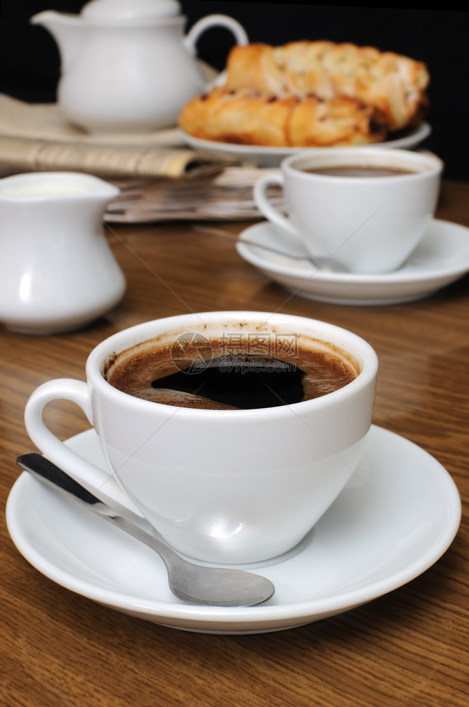 餐桌上加一杯黑咖啡奶工和饼干在图片