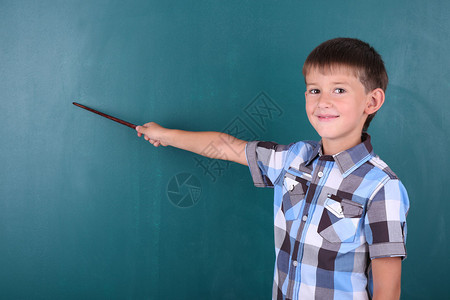 教室里黑板上的滑稽小学生图片