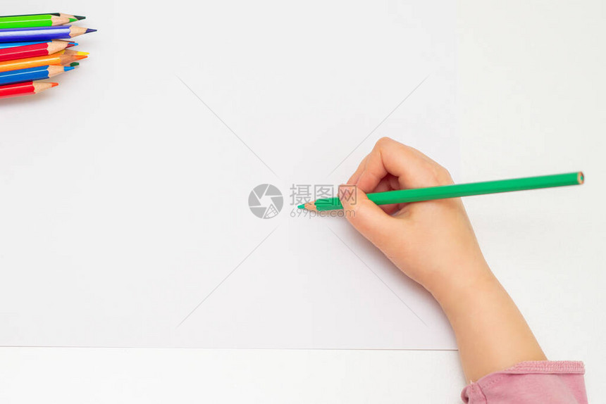 儿童用铅笔在白皮书上画手的顶端视图学校活动的概念复制文本空间图片