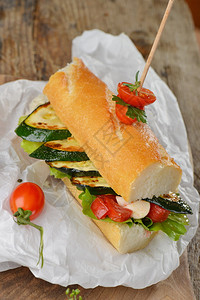 素食三明治配烤西葫芦图片