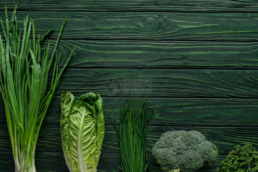 绿色洋葱花椰菜和木制桌上的马铃薯图片