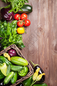 木制桌上的新鲜农耕者菜园蔬菜顶视图图片