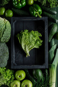 绿色蔬菜健康饮食概念之间的木箱中沙拉叶色拉图片