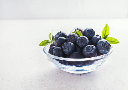 玻璃碗中的蓝莓白色生图片