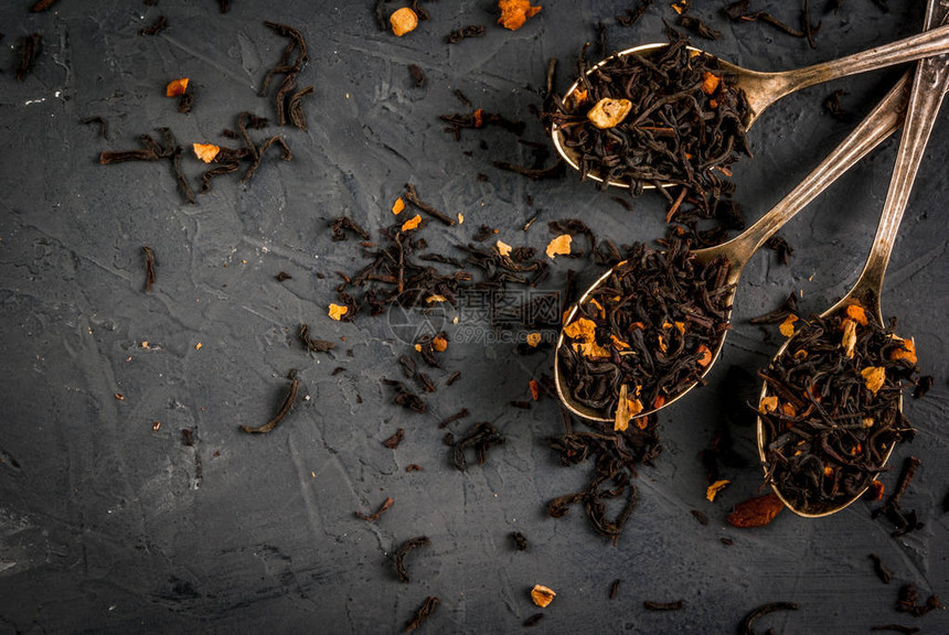 选择茶匙中含有干果和香料的香味茶叶图片