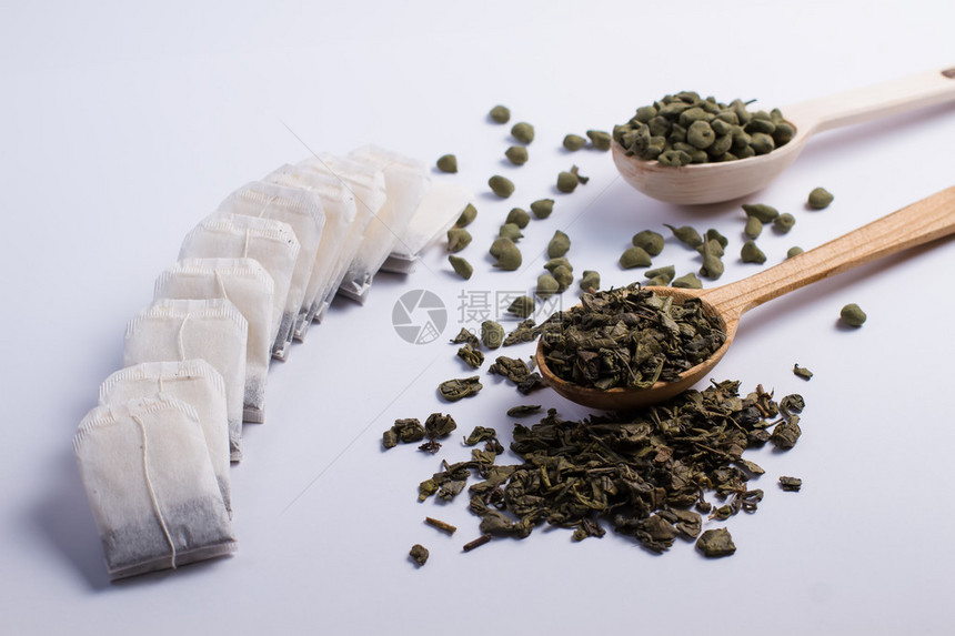 木勺和茶包中不同品种的叶茶图片