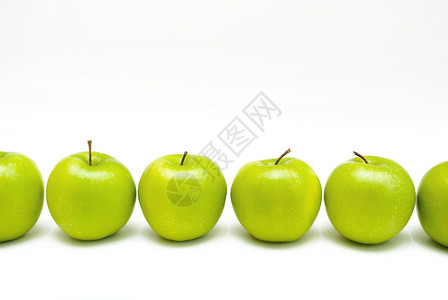 六个青苹果躺在桌子上背景图片