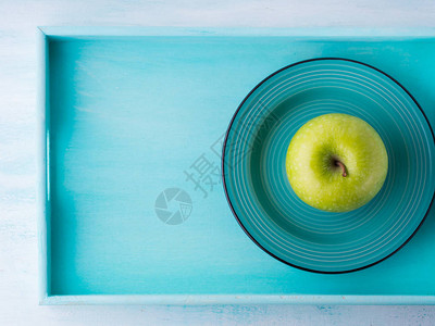 木托盘背景的绿苹果生青苹果在绿图片