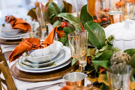 感恩节晚宴准备的优雅餐桌与家人和图片