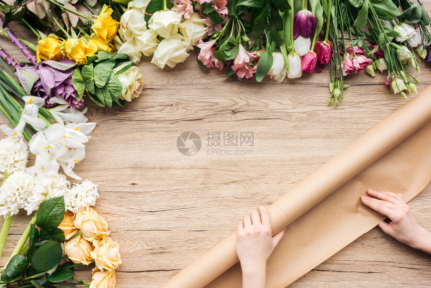 用木制表面的Kraft纸和多彩花朵绘制花图片