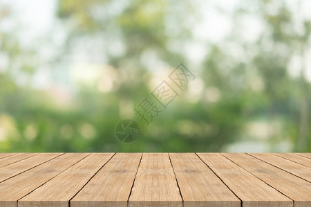 自然界上的空木板顶端是花园的绿色模糊背景背景图片