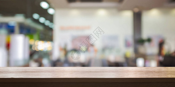 商店背景模糊的空木桌面图片