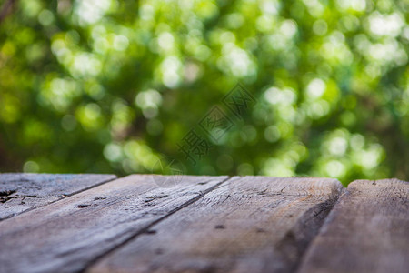 天然绿色背景的木制空桌子图片
