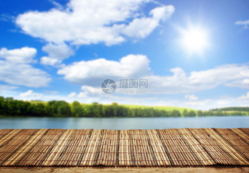 背景中的空竹桌和夏季湖泊图片