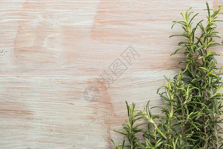 木制桌上一连串新鲜的花园迷迭香生锈风格图片
