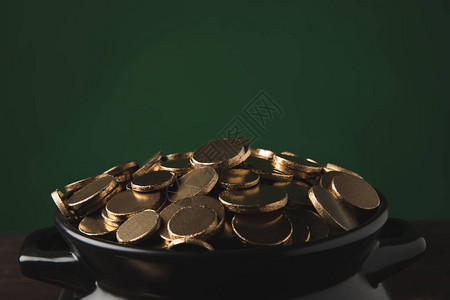 锅里金质的金币天背景图片