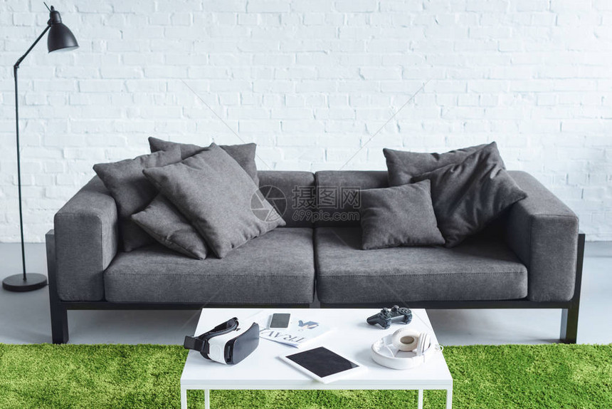 与现代灰色沙发相配套的内地舒图片