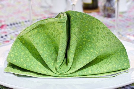 折叠绿色布餐巾图片