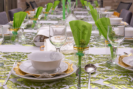酵以色列特拉维夫的现代逾越节家宴桌背景