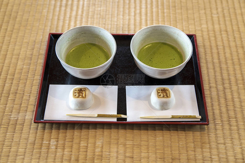 桌上的抹茶绿杯图片