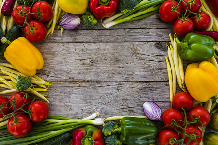 由木制背景的新鲜和成熟蔬菜组成的框架健康素食品图片