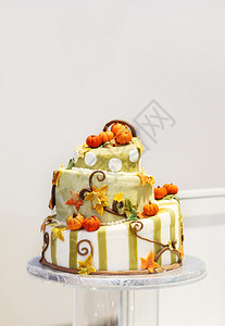 橘子和黑橙色的漂亮婚礼蛋糕秋背景图片