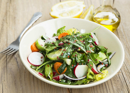 新鲜春季蔬菜健康沙拉配菠菜芝麻菜洋葱胡图片