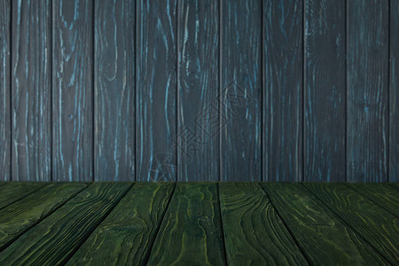 绿色条纹桌面和深蓝色木墙图片