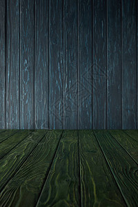 绿色木桌和深蓝色木墙图片