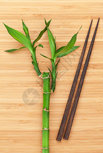 木桌上的竹子和筷子图片