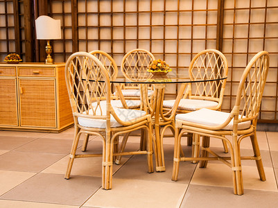 玻璃桌和柳条椅优雅的内饰图片
