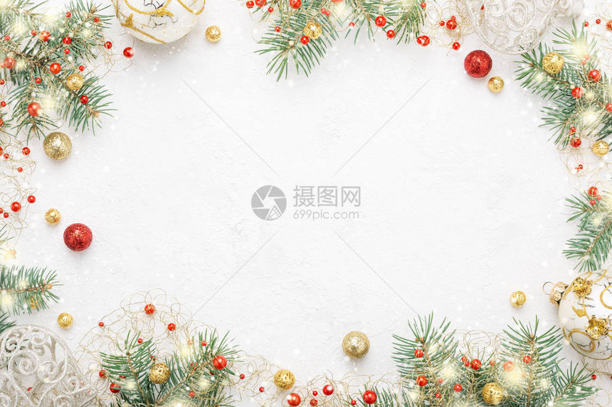 白色背景上的云杉和圣诞装饰品圣诞框架图片