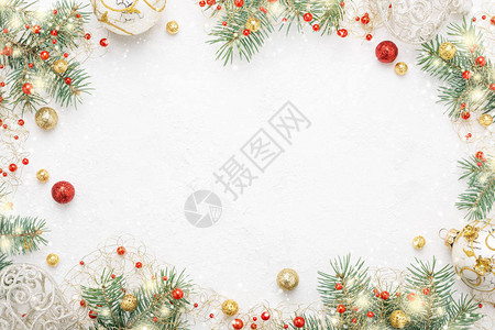 白色背景上的云杉和圣诞装饰品圣诞框架图片