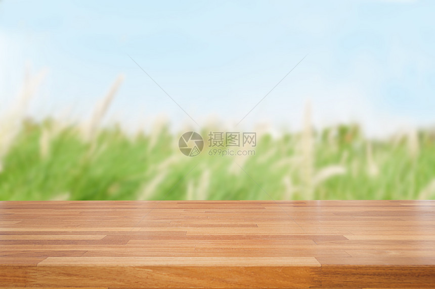 空木制桌和绿色自然背图片