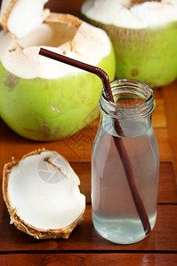 椰子水用瓶装饮料木图片