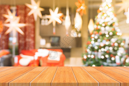 模糊圣诞树和壁炉背景上的透视棕色木桌图片