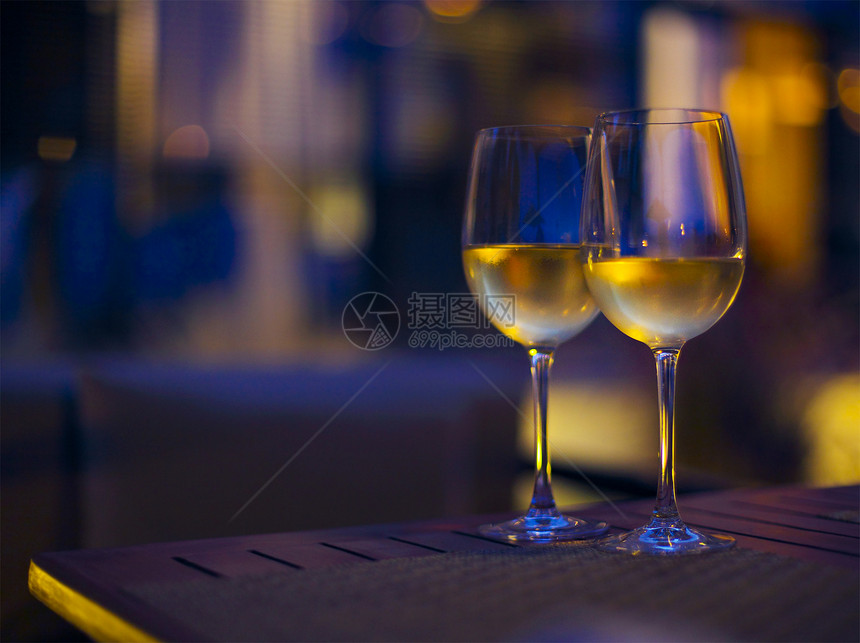 晚上两杯白葡萄酒图片