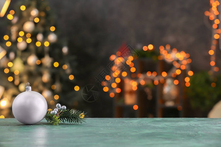 彩色桌子上的装饰品与模糊的圣诞内饰相映成趣背景图片