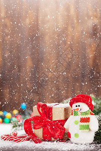 圣诞礼品箱糖果甘蔗雪人玩具和雪树Xma贺卡图片